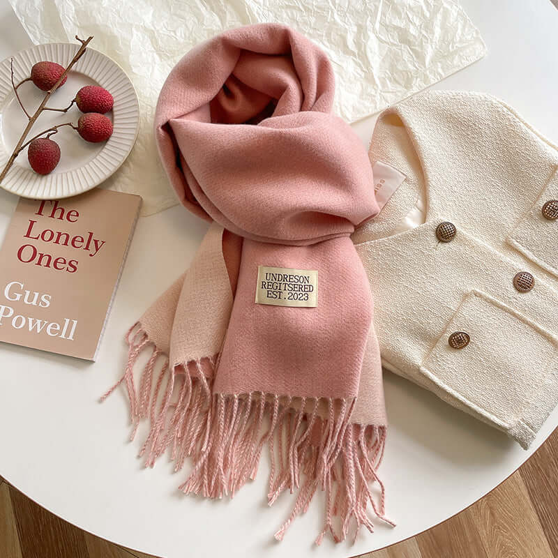 Femme portant l'écharpe réversible, mettant en valeur son élégance et sa chaleur. Accessoire polyvalent hiver.