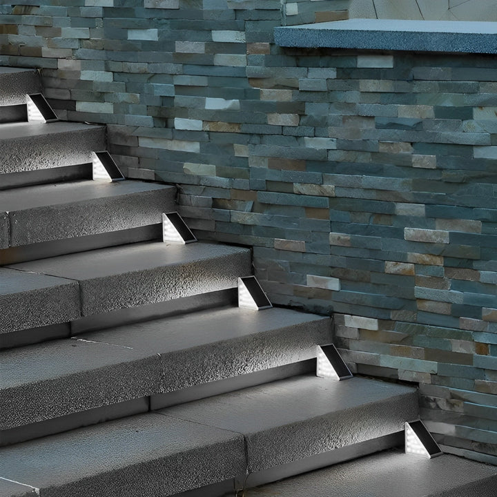 Éclairage LED solaire autonome pour terrasse et jardin, résistant aux intempéries (IP65), blanc chaud.