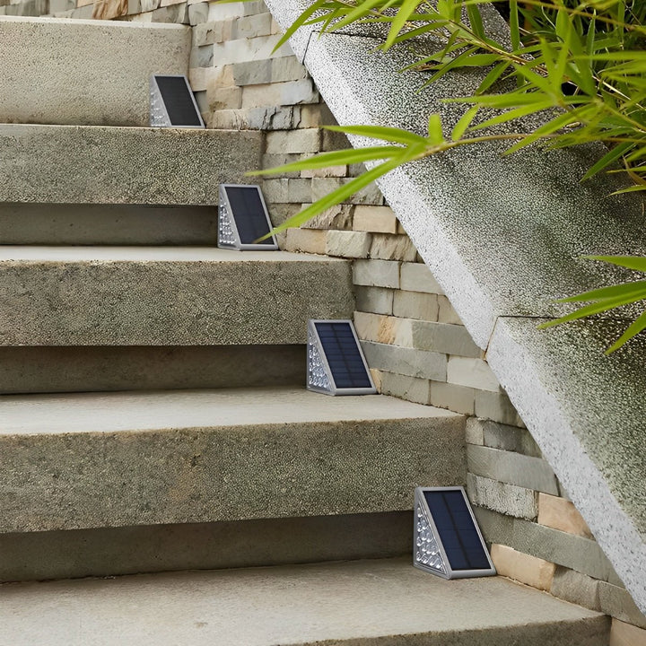 Éclairage de sécurité solaire LED avec détecteur de mouvement, idéal pour escaliers extérieurs, blanc.