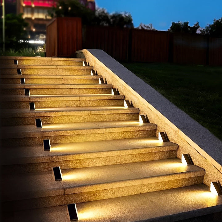 Éclairage solaire LED IP65 robuste pour escaliers extérieurs, jardin et terrasse, avec détecteur.