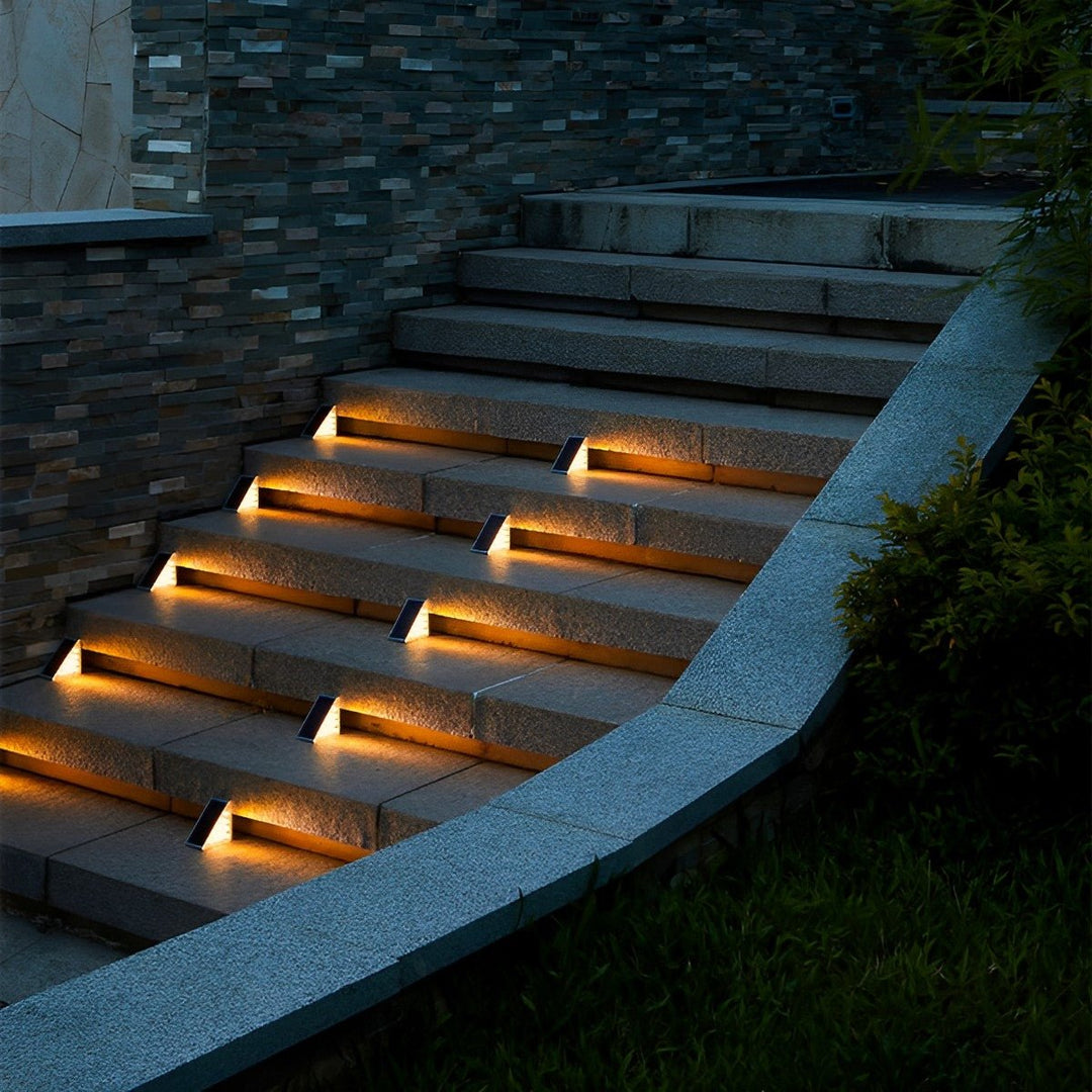 Pack d'éclairages solaires LED pour baliser escaliers et sentiers, détecteur de mouvement, facile à installer.