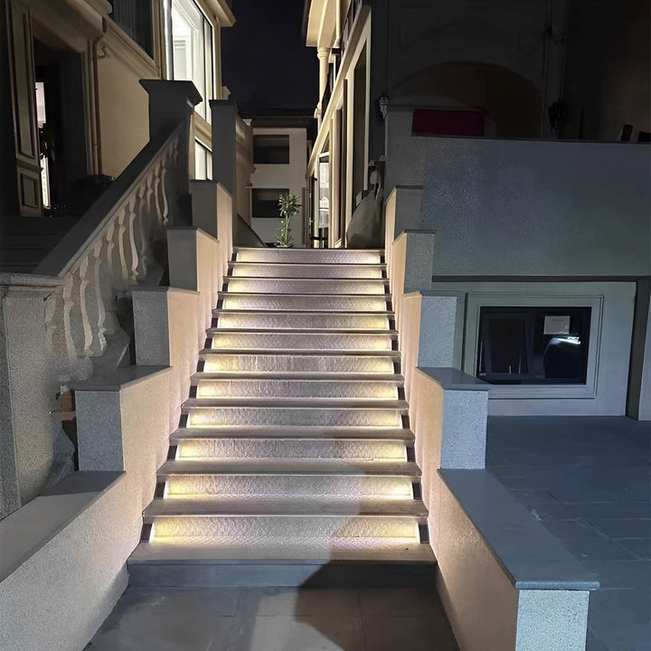 Éclairage LED solaire extérieur blanc chaud pour une ambiance douce sur escaliers et terrasses.