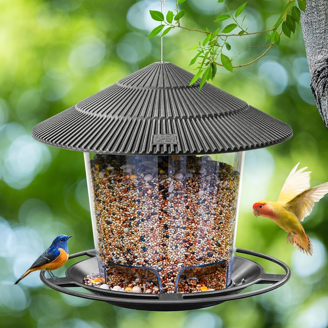 Mangeoire décorative champignon pour oiseaux sauvages, ajoutant une touche nature à votre jardin extérieur.