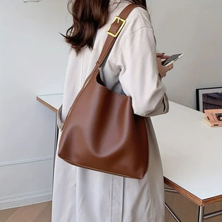 Sac à main femme en cuir noir, élégant et polyvalent, parfait pour un look moderne et chic.