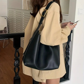 Sac à main marron polyvalent en cuir pour femme, idéal comme sac à épaule, accessoire de mode.