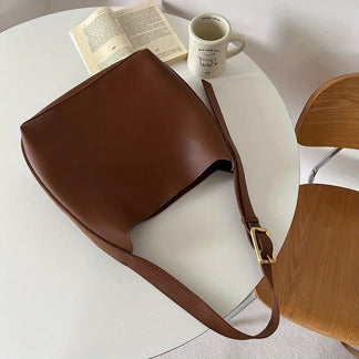 Sac à main élégant en cuir marron pour femme, grand compartiment, style polyvalent, chic et mode.