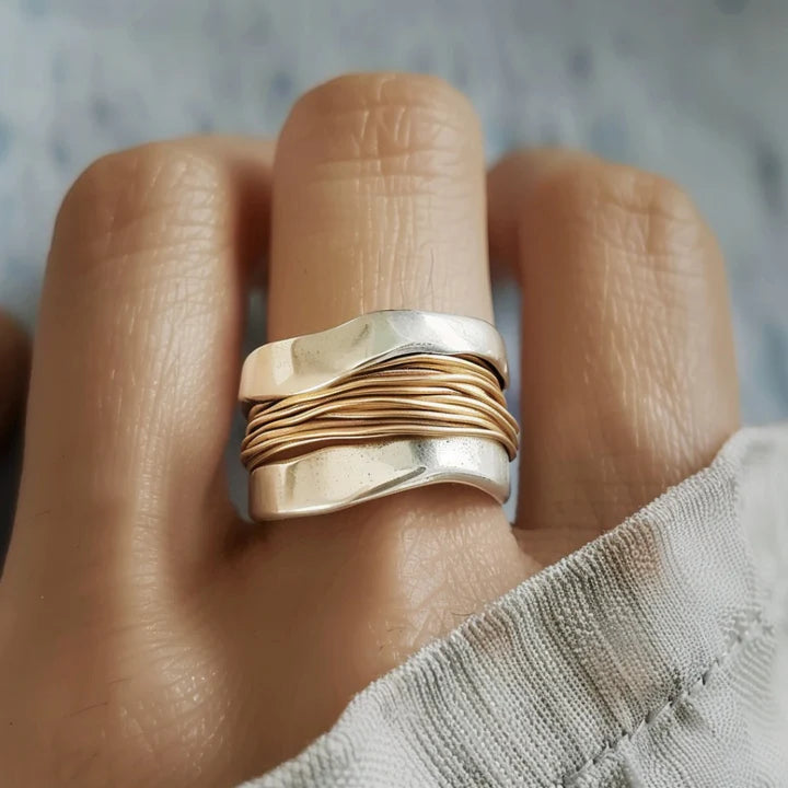 Bague femme élégante en argent et or, design intemporel, bijou chic et raffiné, cadeau idéal.