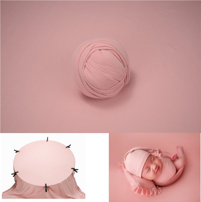Accessoire de photographie bébé : mousseline délicate et toile de fond neutre.