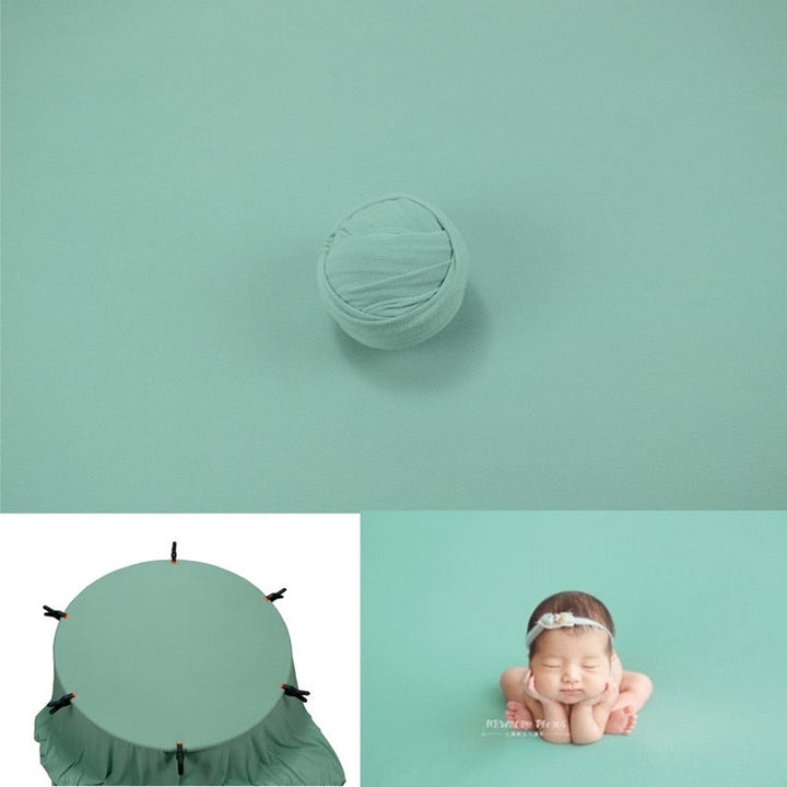 Mousseline douce pour bébé et toile de fond neutre pour photographie studio.
