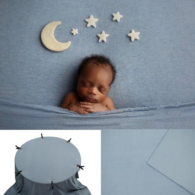 Kit photo nouveau-né : mousseline légère et toile de fond facile à installer.