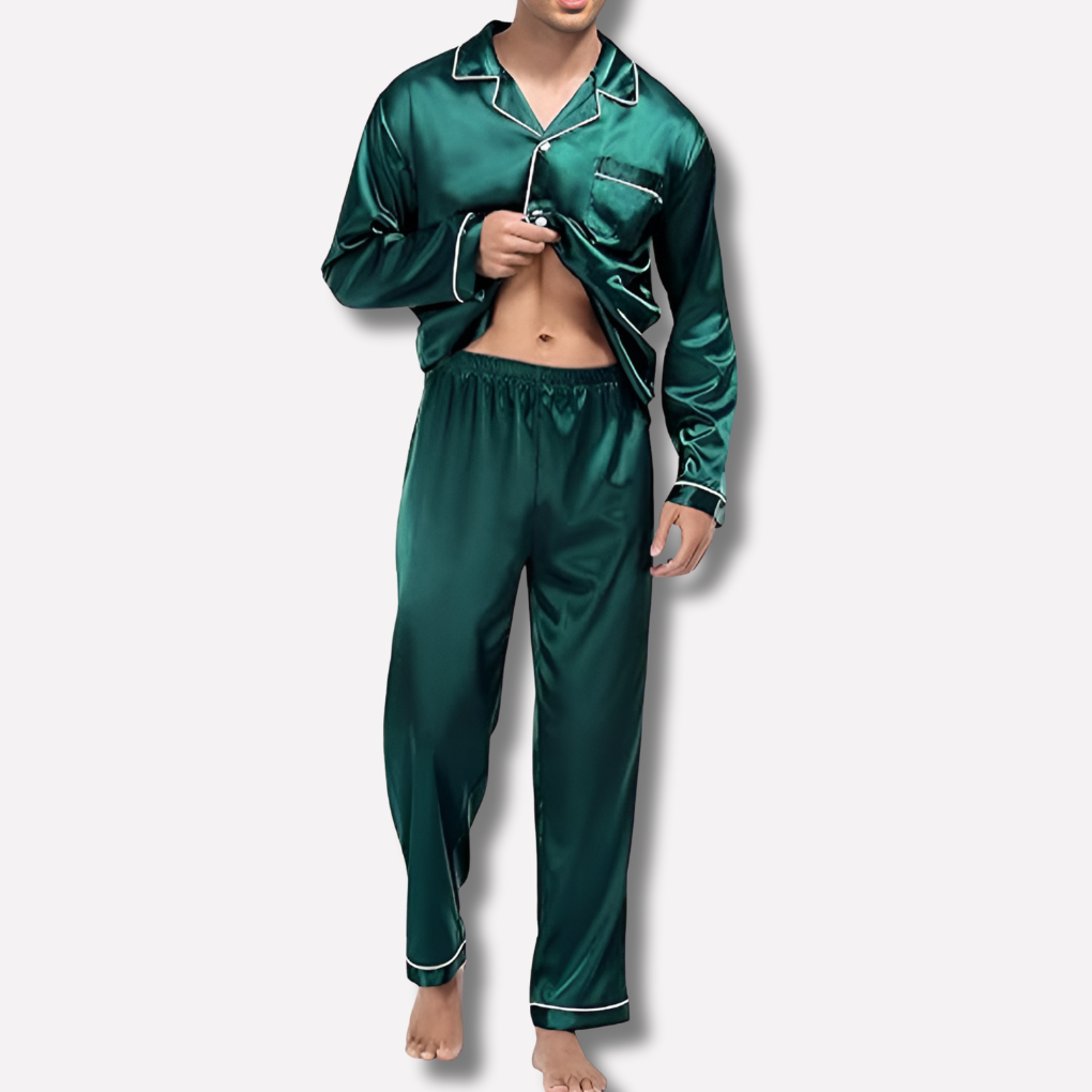 Tenue de nuit homme chic et confortable, disponible en noir ou bleu. Parfait pour le repos et l'élégance à la maison.