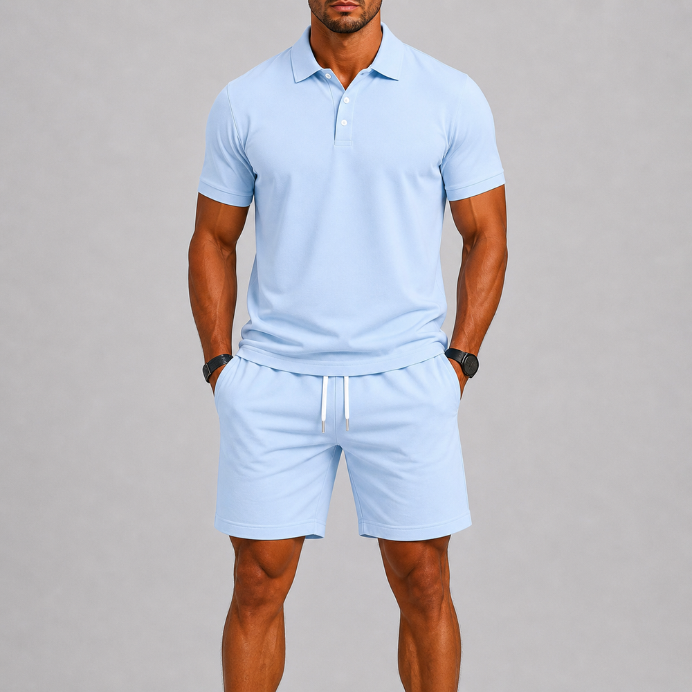 Tenue estivale homme : polo assorti et short léger, parfait pour la plage, les vacances ou le sport.