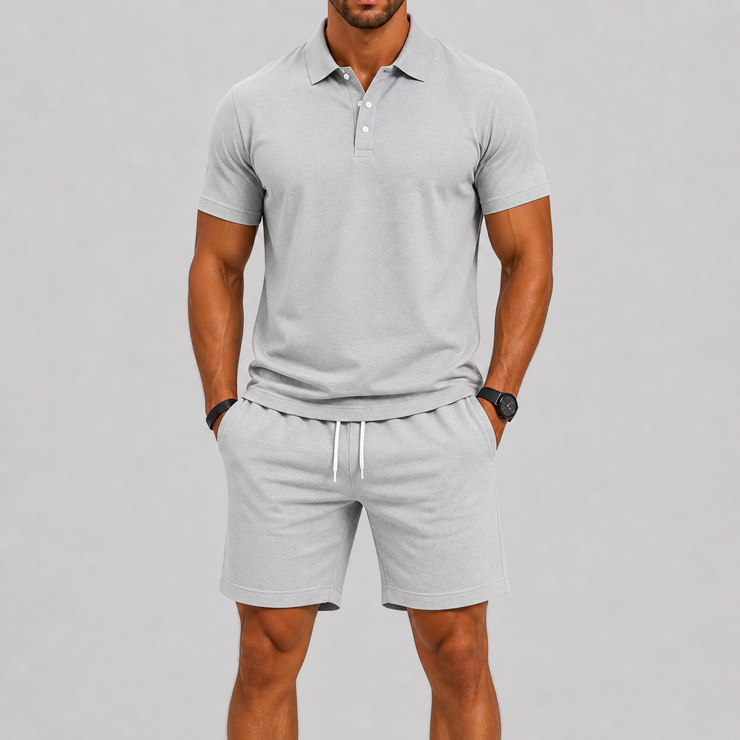 Homme en ensemble polo-short léger, style estival parfait pour journée sportive ou détente. Confort assuré.