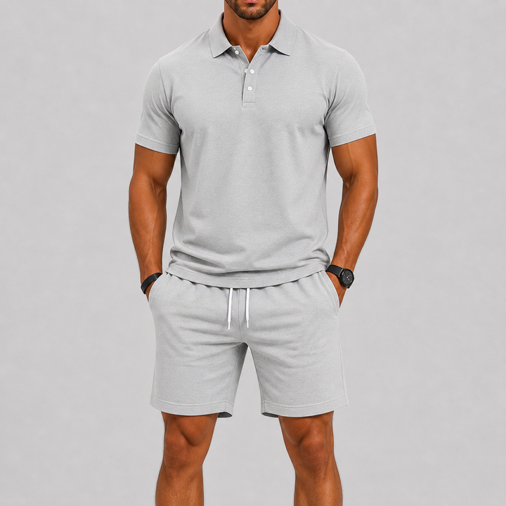Homme en ensemble polo-short léger, style estival parfait pour journée sportive ou détente. Confort assuré.