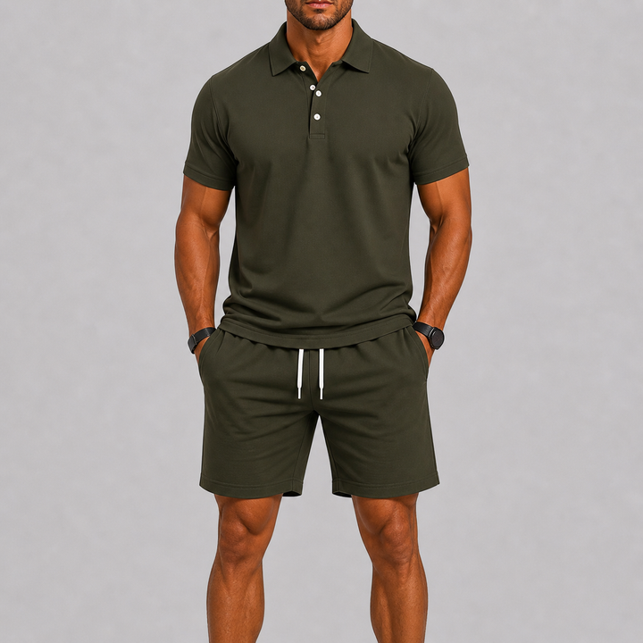 Tissu léger de l'ensemble polo-short homme, confort estival et style décontracté pour les vacances à la plage.