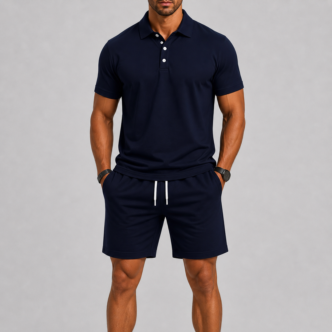 Ensemble homme polo et short, look décontracté ou sportif, parfait pour l'été, les voyages et le confort.