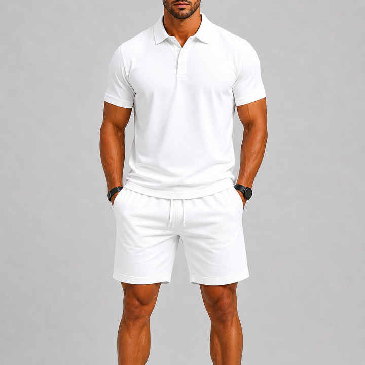 Ensemble de sport homme : polo et short respirant, parfait pour activité légère ou tenue estivale confortable.