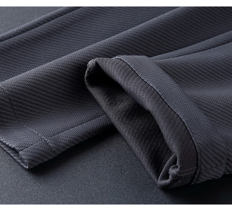 Tenue décontractée homme : ensemble survêtement respirant, veste zippée et pantalon ajusté pour look moderne et confortable.