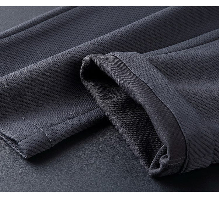 Tenue décontractée homme : ensemble survêtement respirant, veste zippée et pantalon ajusté pour look moderne et confortable.