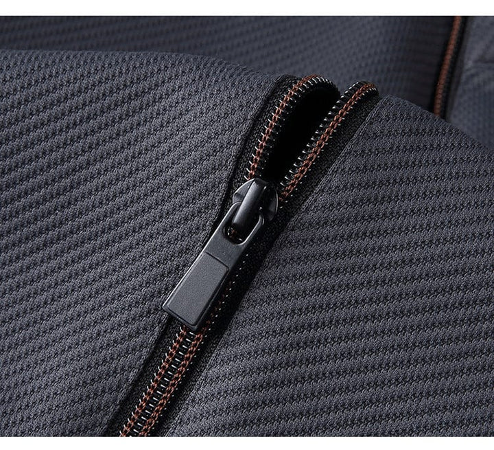 Survêtement homme polyvalent, idéal pour sport ou look casual. Ensemble zippé élégant avec pantalon ajusté confortable.
