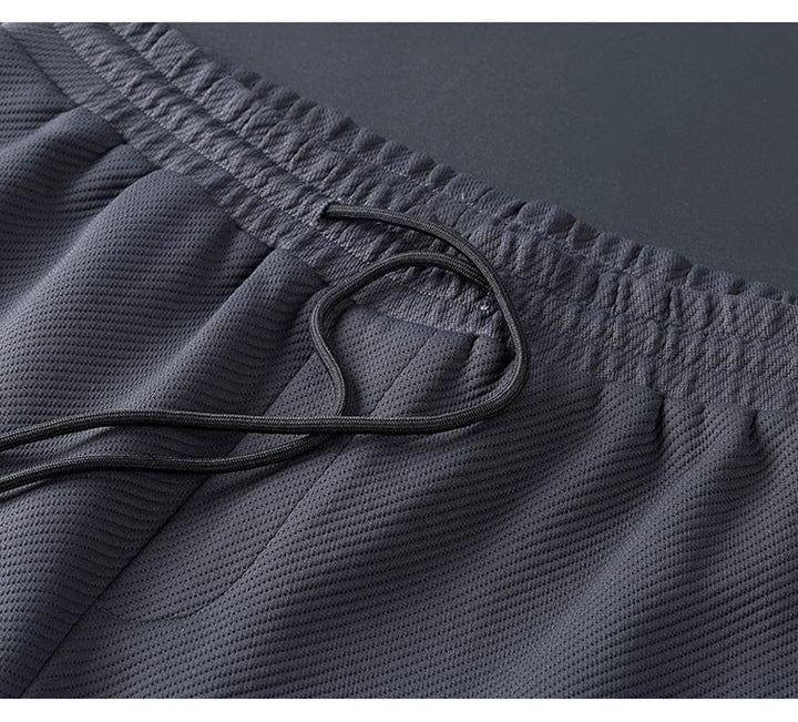 Survêtement homme élégant à coupe ajustée, ensemble sportswear confortable avec veste zippée pour un style moderne.