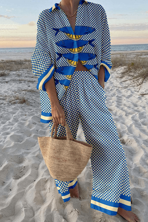 Ensemble décontracté femme avec motif poissons et citrons. Tenue confortable incluant pantalon et chemise.