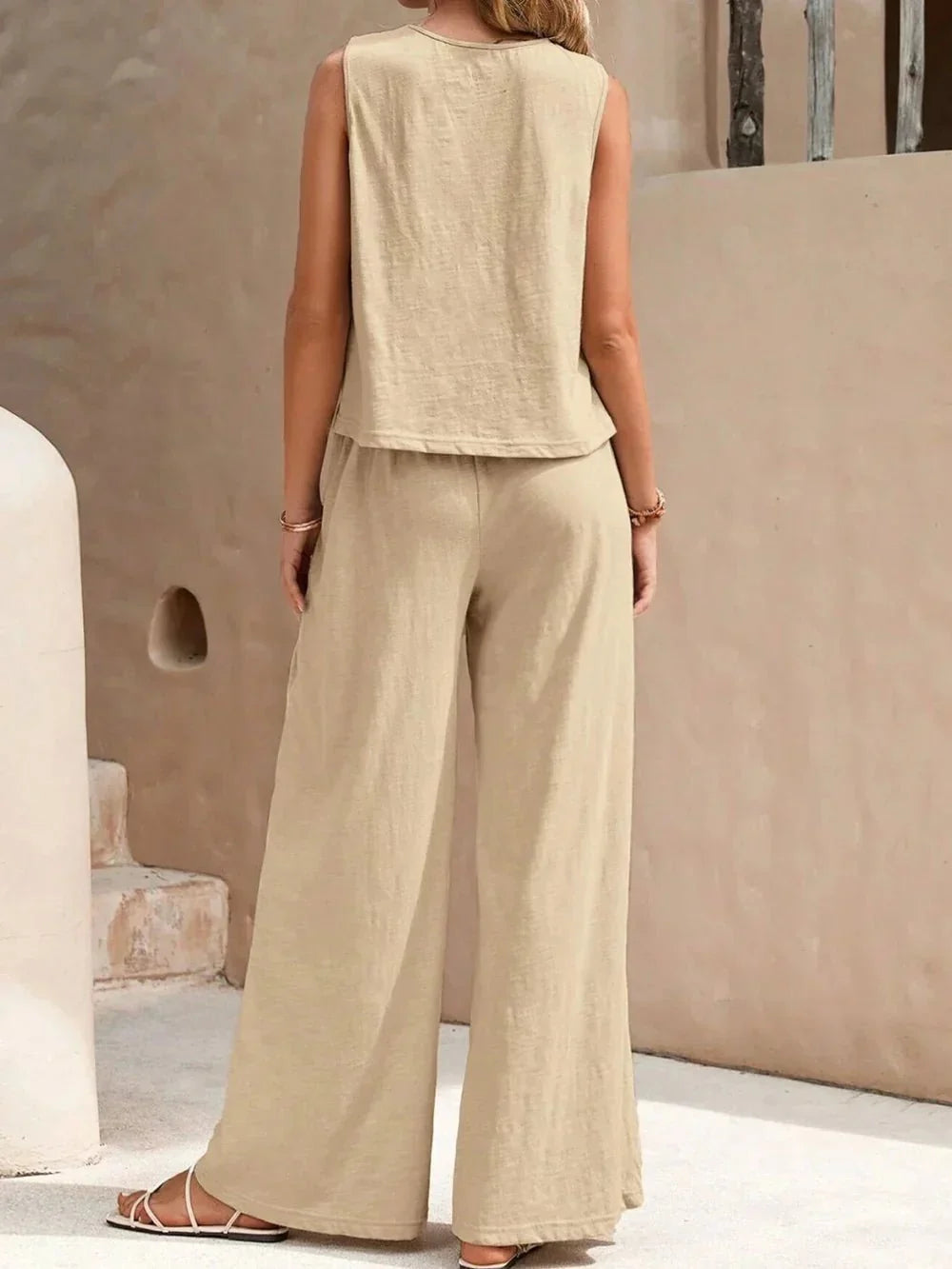 Ensemble femme décontracté sans manches, tissu doux et confortable. Tenue chic pour l'été ou loungewear.