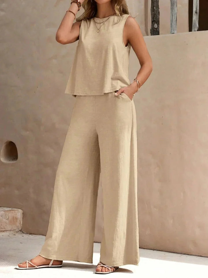 Vêtement femme décontracté, ensemble sans manches avec pantalon large fluide. Tendance mode été confortable.