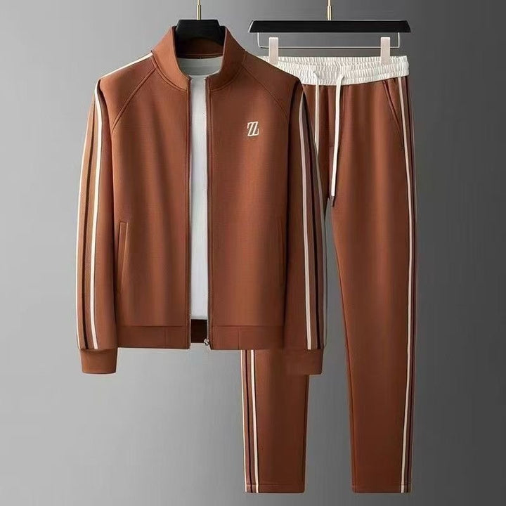 Ensemble jogging homme en coton avec veste zippée et pantalon sport. Style polyvalent, adapté à diverses activités.