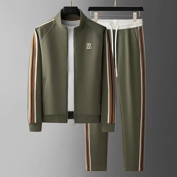 Confort optimal avec cet ensemble jogging homme en coton. Veste zippée et pantalon doux, idéal pour le quotidien et le sport.