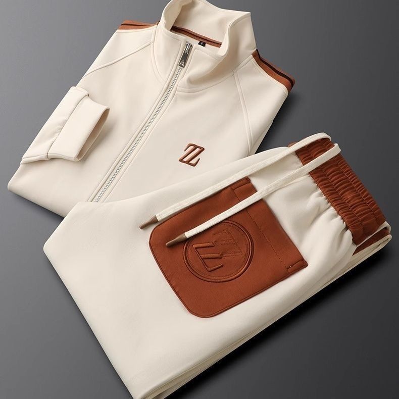 Ensemble jogging homme en coton, veste zippée et pantalon sport. Confort décontracté, idéal pour le sport ou la détente.