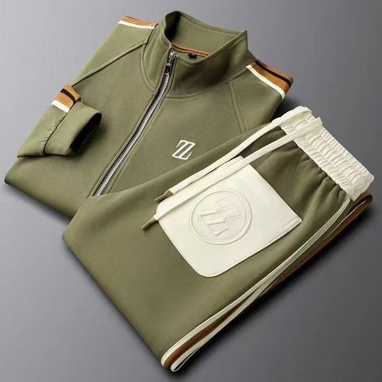 Homme portant l'ensemble jogging en coton brodé, veste zippée et pantalon sport. Parfait pour l'entraînement ou la détente.