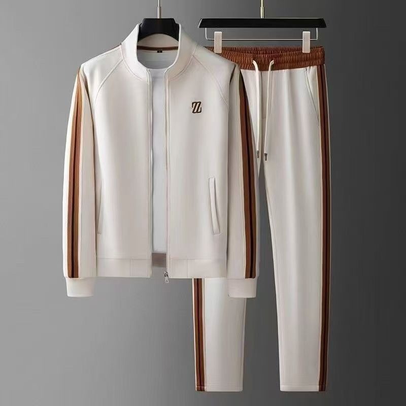 Détail du tissu coton doux et de la fermeture éclair de la veste jogging homme. Confort et qualité assurés pour la tenue.
