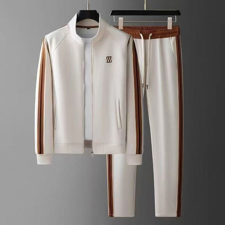 Détail du tissu coton doux et de la fermeture éclair de la veste jogging homme. Confort et qualité assurés pour la tenue.