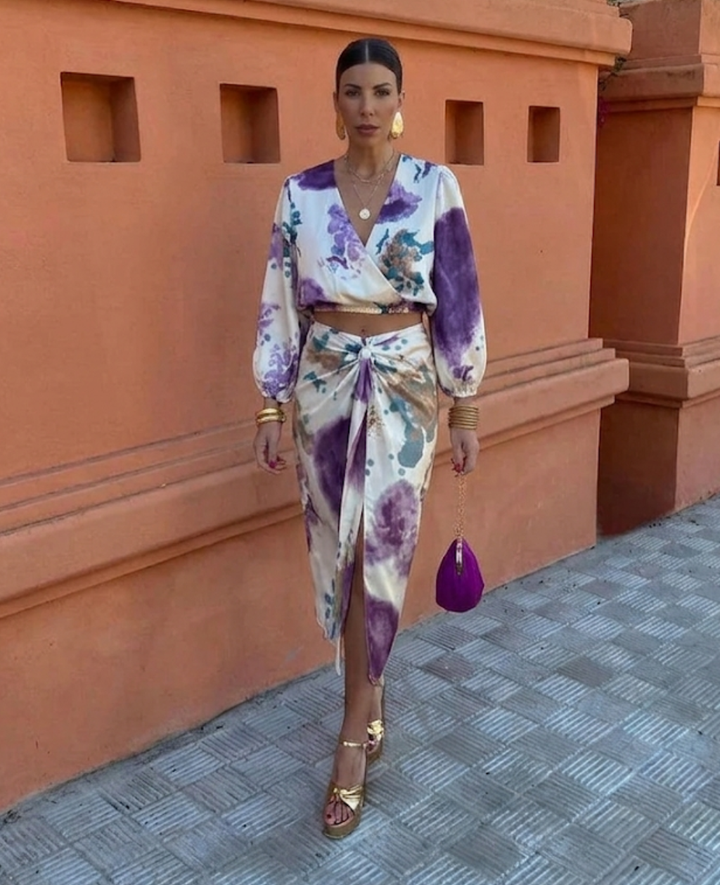 Ensemble jupe et blouse florale pour femme, idéal pour l'été. Tenue décontractée et élégante.