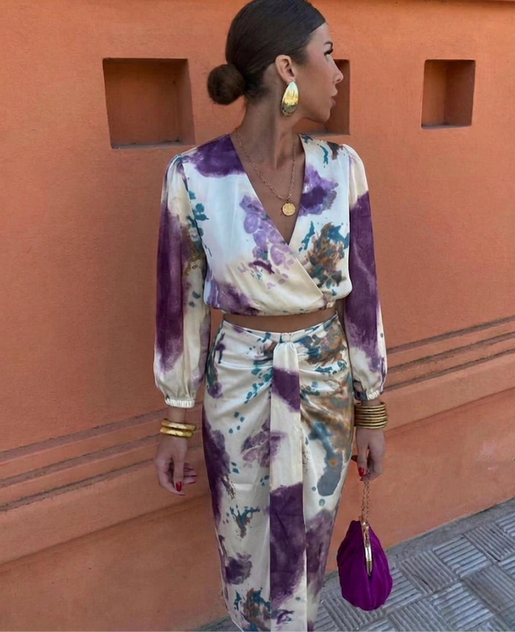 Tenue femme chic jupe et blouse estivale. Ensemble floral élégant, parfait pour le confort et la mode d'été.