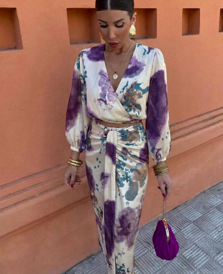 Ensemble femme élégant avec jupe fluide et blouse à motif floral. Idéal pour une touche estivale et décontractée.