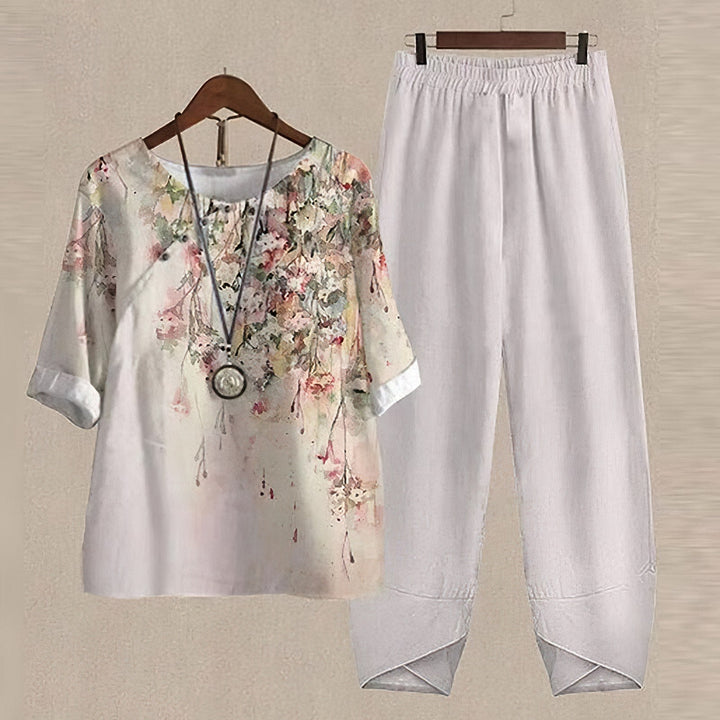 Haut féminin à col V et pantalon large fleuri, cet ensemble printemps-été apporte confort et élégance.