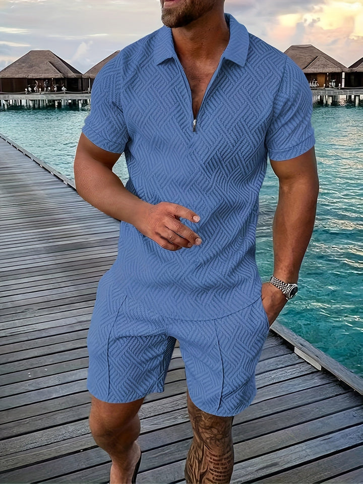 Ensemble mode masculine estivale: polo 1/4 zip texturé et short, look décontracté et confortable.