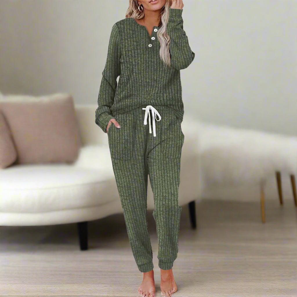 Ensemble pyjama femme doux et fluide, parfait pour la détente et le sommeil réparateur.