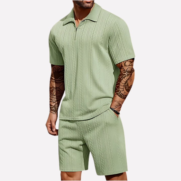 Ensemble homme décontracté texturé, polo 1/4 zip et short assorti pour l'été, style sportwear confortable.
