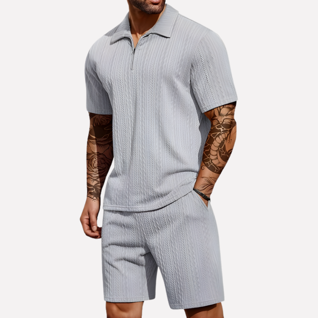 Tenue décontractée homme, polo texturé 1/4 zip et short assorti, un choix élégant pour l'été.