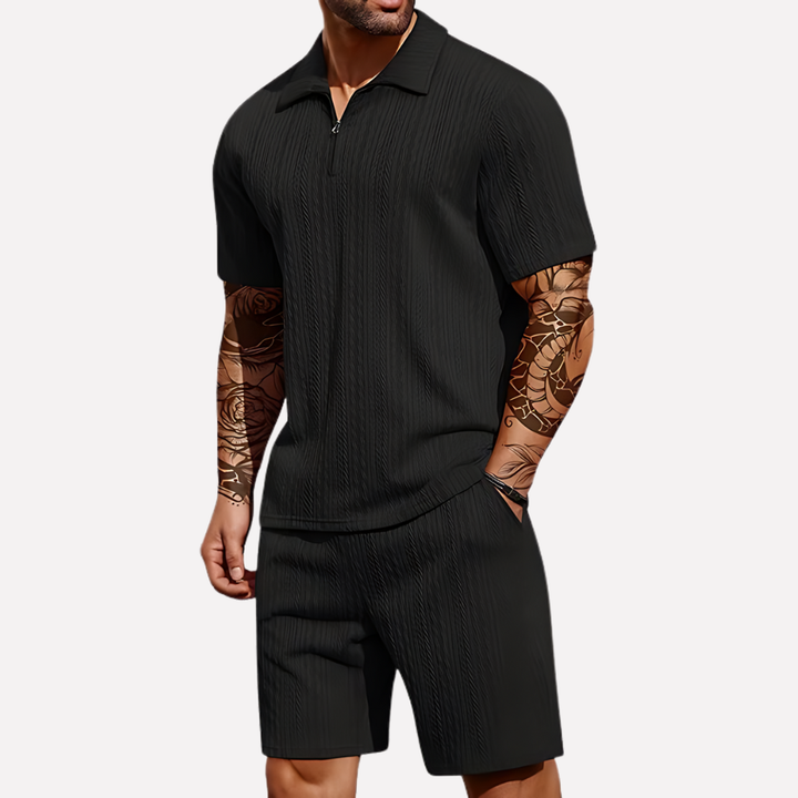 Tenue masculine estivale : polo homme 1/4 zip texturé et short, idéale pour le loungewear ou le sport.