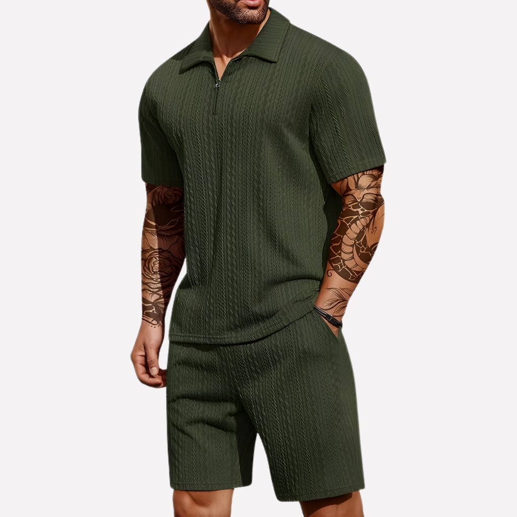 Ensemble athlétique homme en tissu texturé, polo à col zippé et short confortable pour l'été.