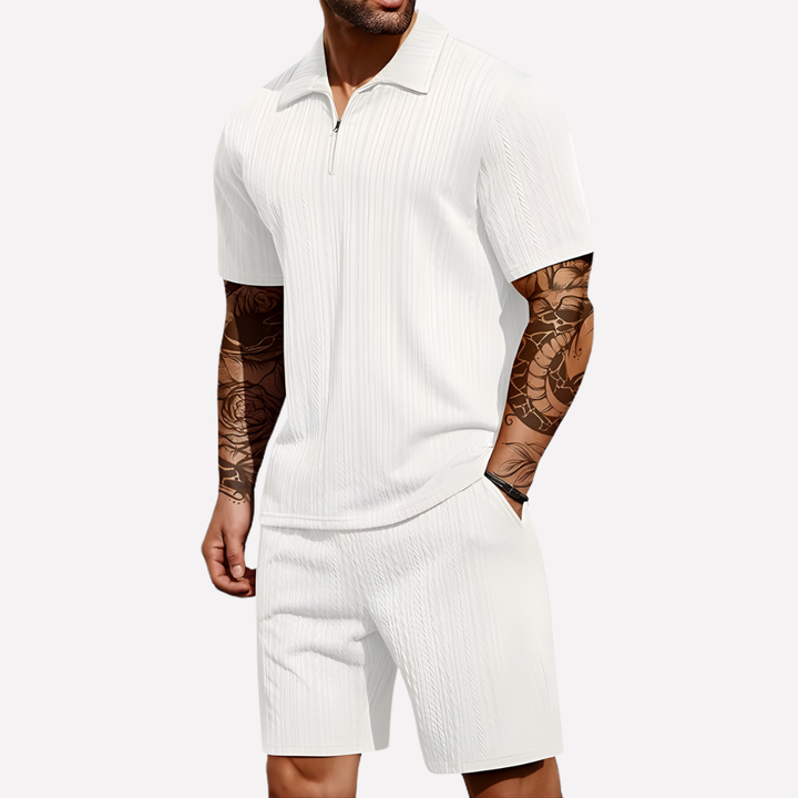 Vêtement homme confortable : polo texturé 1/4 zip et short d'été, tenue décontractée et stylée.