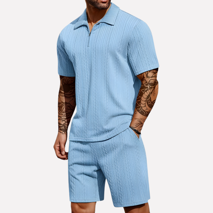 Ensemble loungewear homme, polo texturé à zip court et short léger, idéal pour les journées d'été.