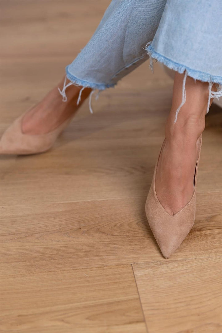 Escarpins pointus élégants femme, avec support orthopédique discret, pour un look chic et confortable.