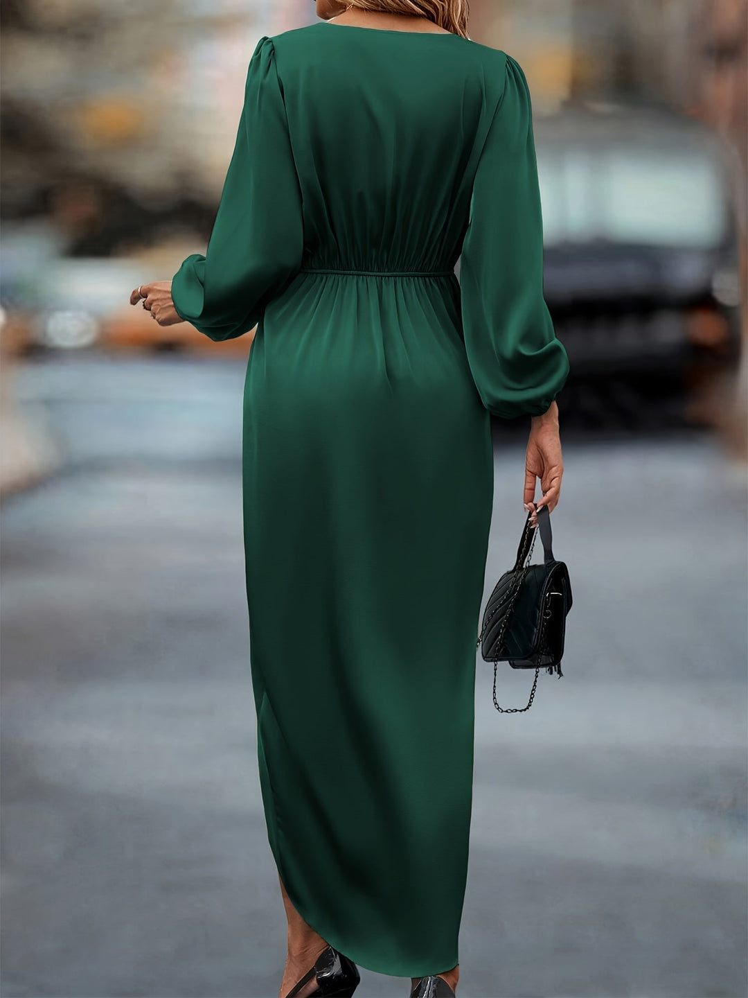 Robe de cérémonie femme, élégante. Manches ballon, ourlet asymétrique. Robe fluide idéale pour invités de mariage.