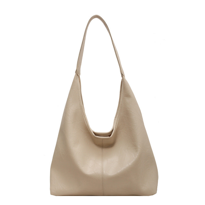 Grand sac bandoulière femme en cuir vegan, spacieux et chic, avec pochette assortie.