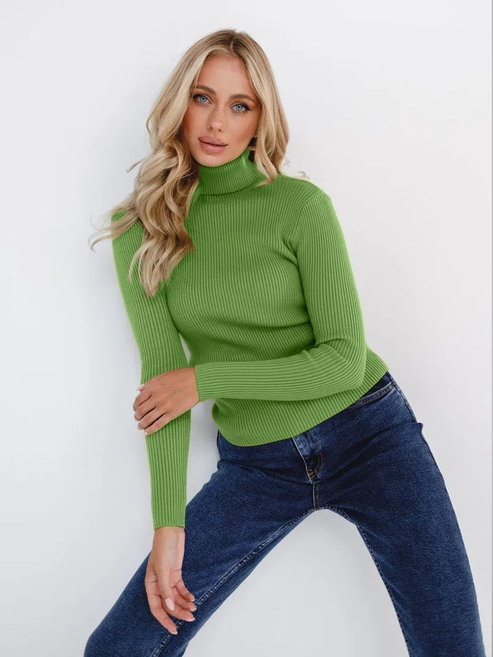 Pull femme décontracté-chic à col roulé, tricot doux, un vêtement polyvalent pour la saison.
